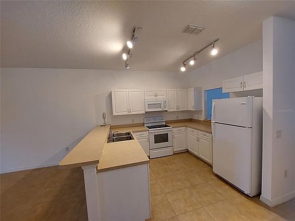 3rd image of 3118 Sun Lake Ct APT A