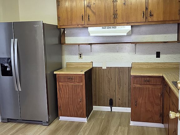 Kitchen - new stove was installed after pictures being taken