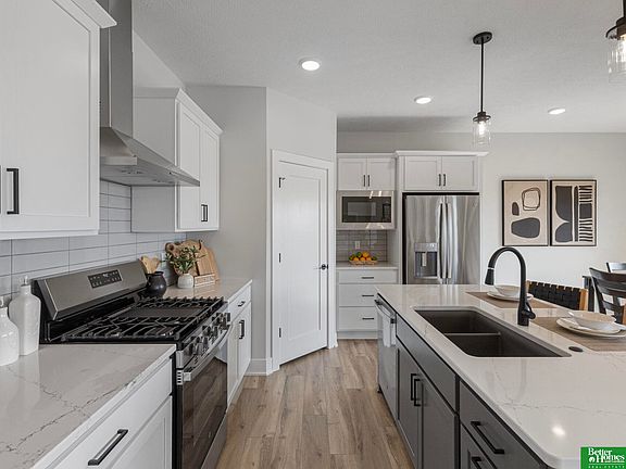 5th image of 8922 Von St