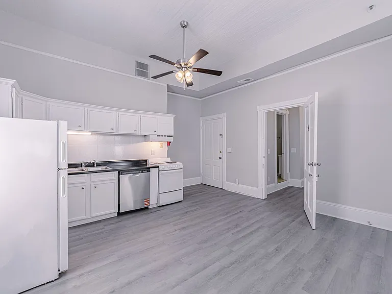 Victorian Village Apartments — Photo 23