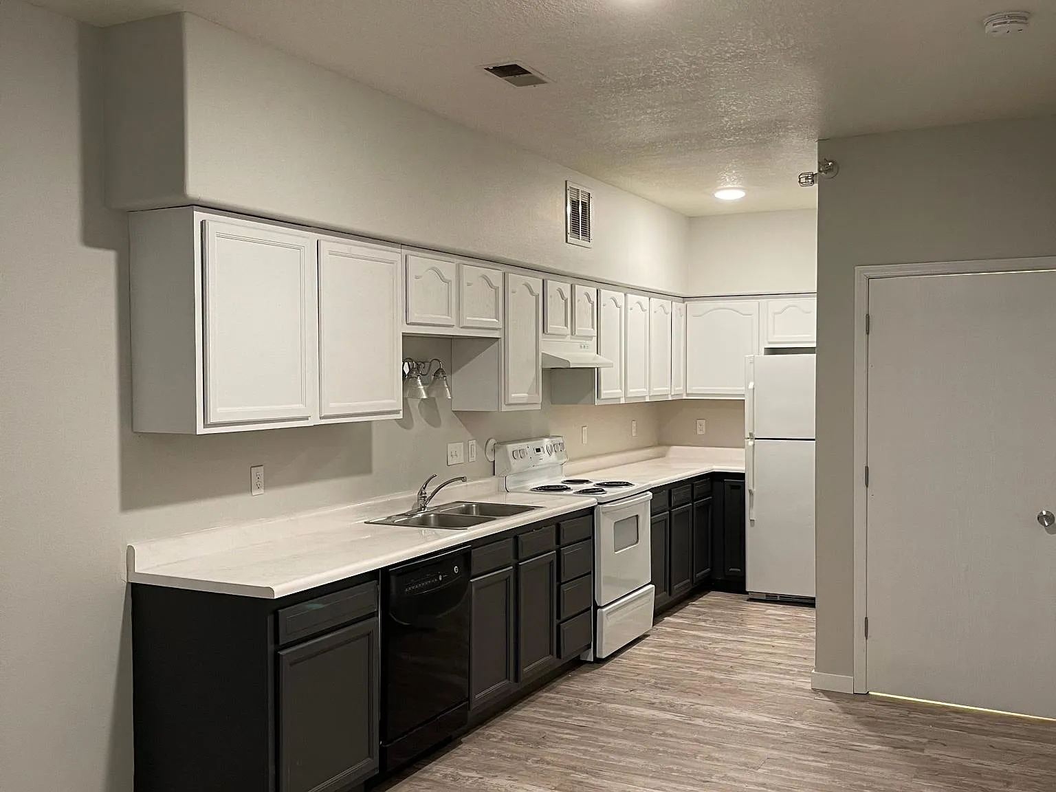 5 bed, 100 sqft, $3,203 — Photo 2