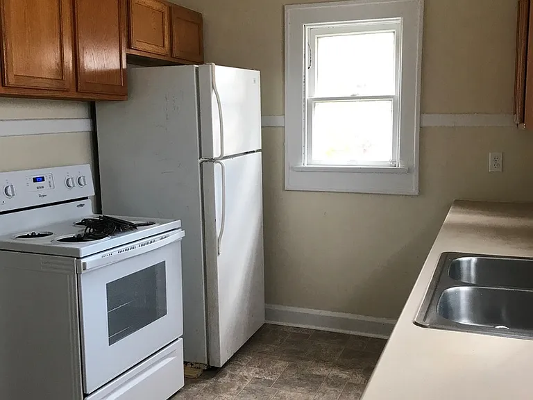424 E 6th St — Photo 12