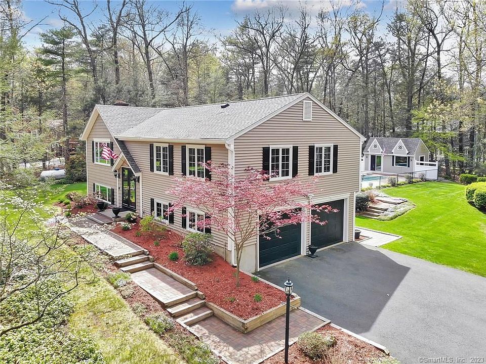1st image of 17 Horseshoe Dr