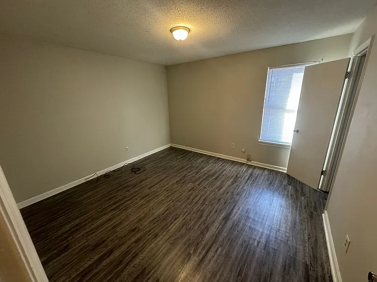 110 Chalet North Ct — Photo 8