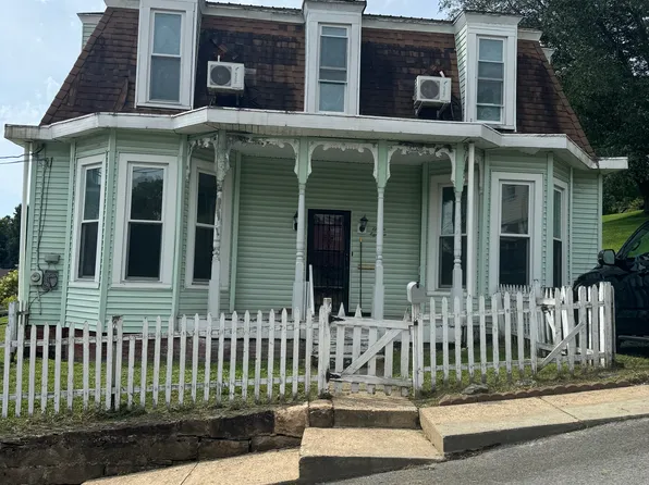 1118 Gladden St, Fairmont, WV 26554