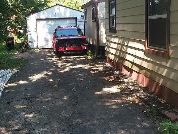 3rd image of 828 Wood Ave