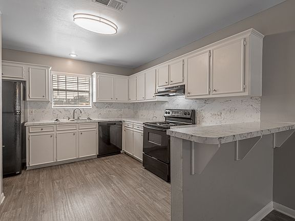 2nd image of 600 Palm St #16