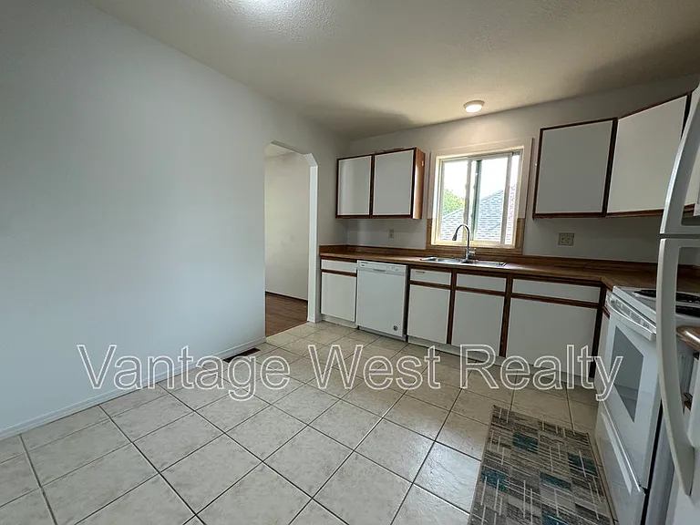 723A Stockwell Ave — Photo 6
