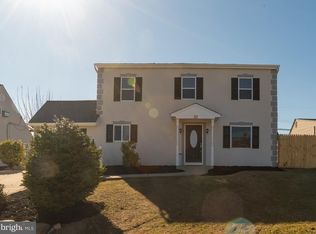 33 River Ln, Levittown, PA 19055