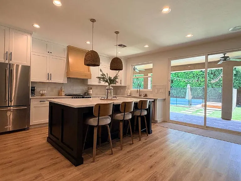 1121 E Powell Way — Photo 6