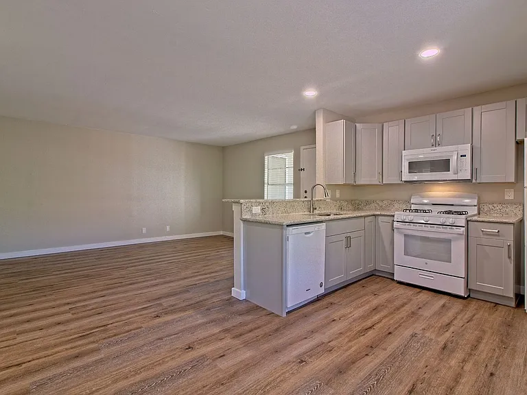 401 Hedgewood Dr #C — Photo 11