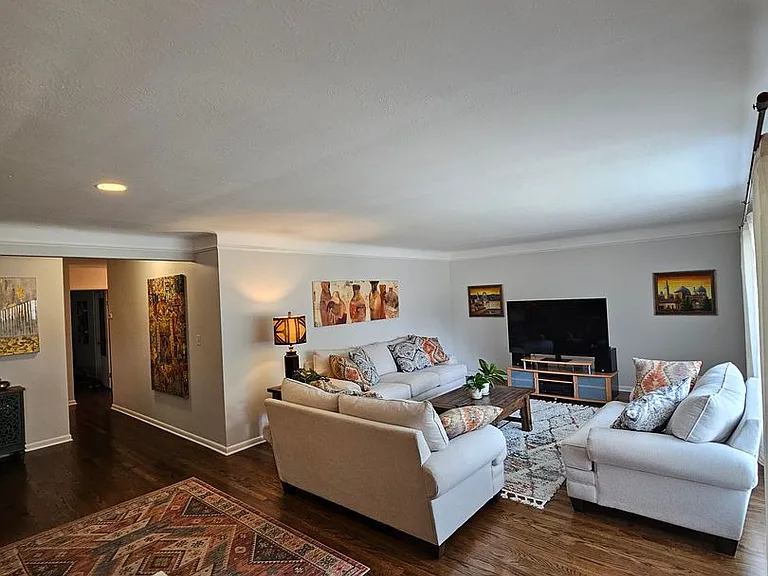 5648 Beacon Hill Dr — Photo 2