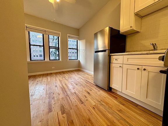 2nd image of 3812 N Pine Grove Ave APT 109