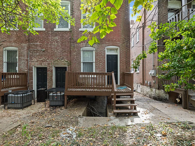 2833 Miami St — Photo 40