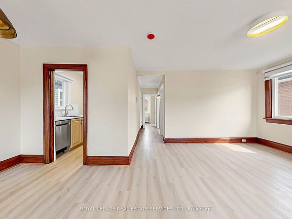 4th image of 31 Rosemeade Ave