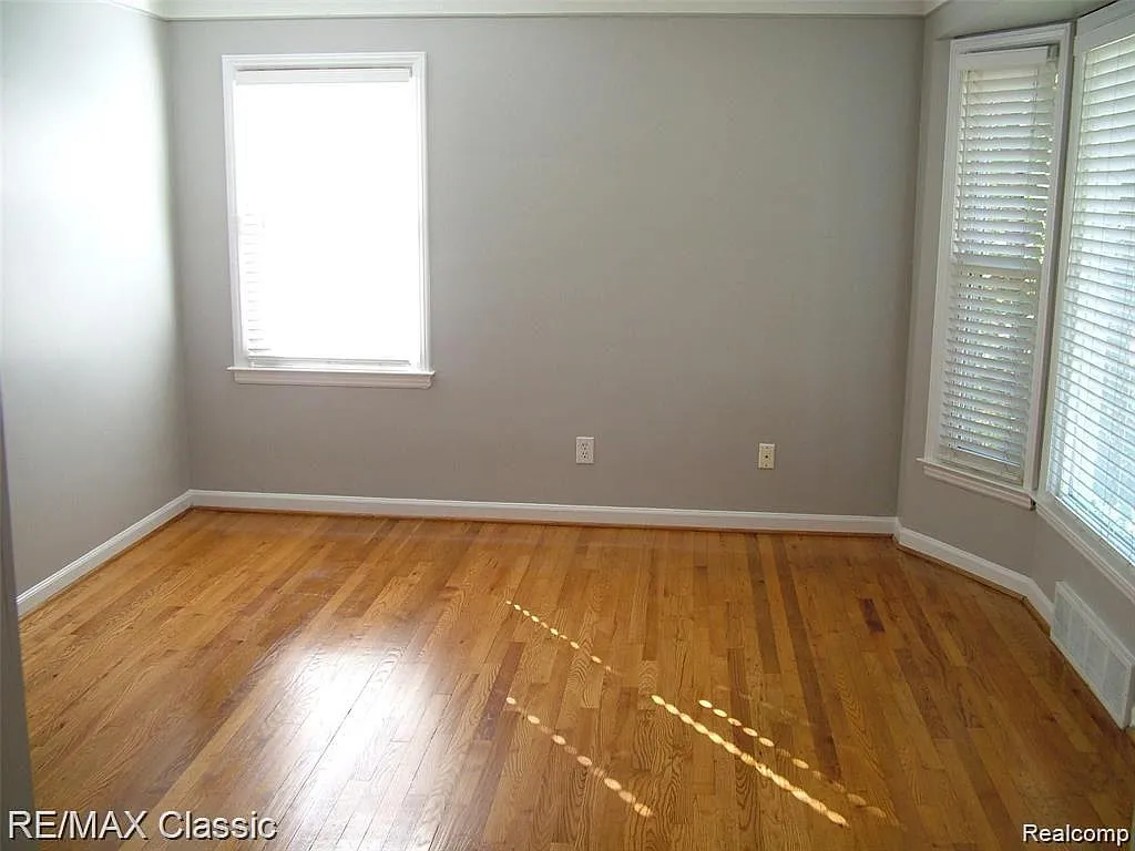 3 bed, 1.5 bath, 907 sqft, $2,250 — Photo 3