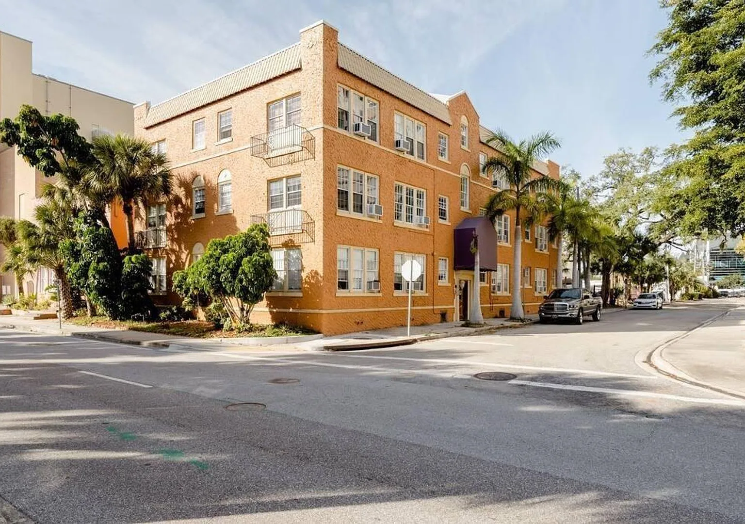 Chic, Vintage, and Charming Urban Downtown Sarasota Apartments — Photo 2