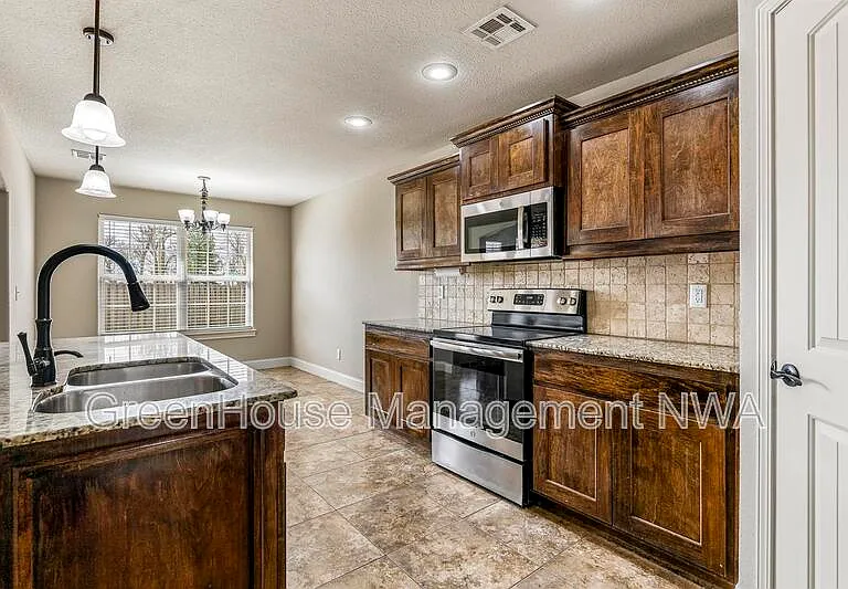 2907 Tanglewood Ave — Photo 8