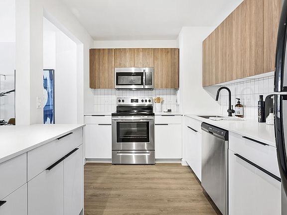 3rd image of 1235 N Lasalle St #607