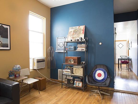 4th image of 533 N Wood St #2