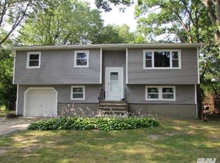 81 Fitchburg St, Bay Shore, NY 11706
