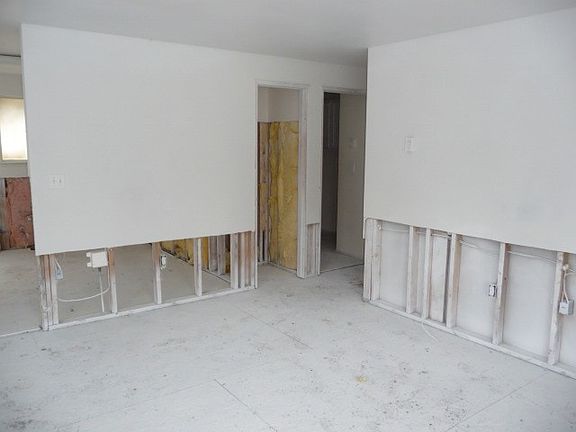 3rd image of 100 E Belwood Ln