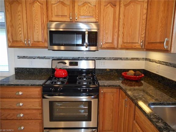 4th image of 170 Pocantico Ave