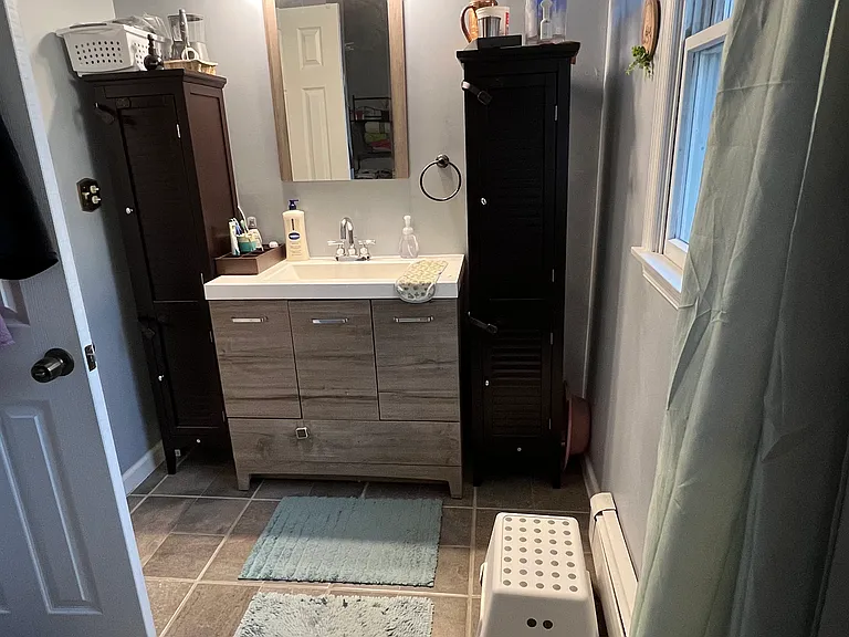 Master Bathroom (2nd floor)