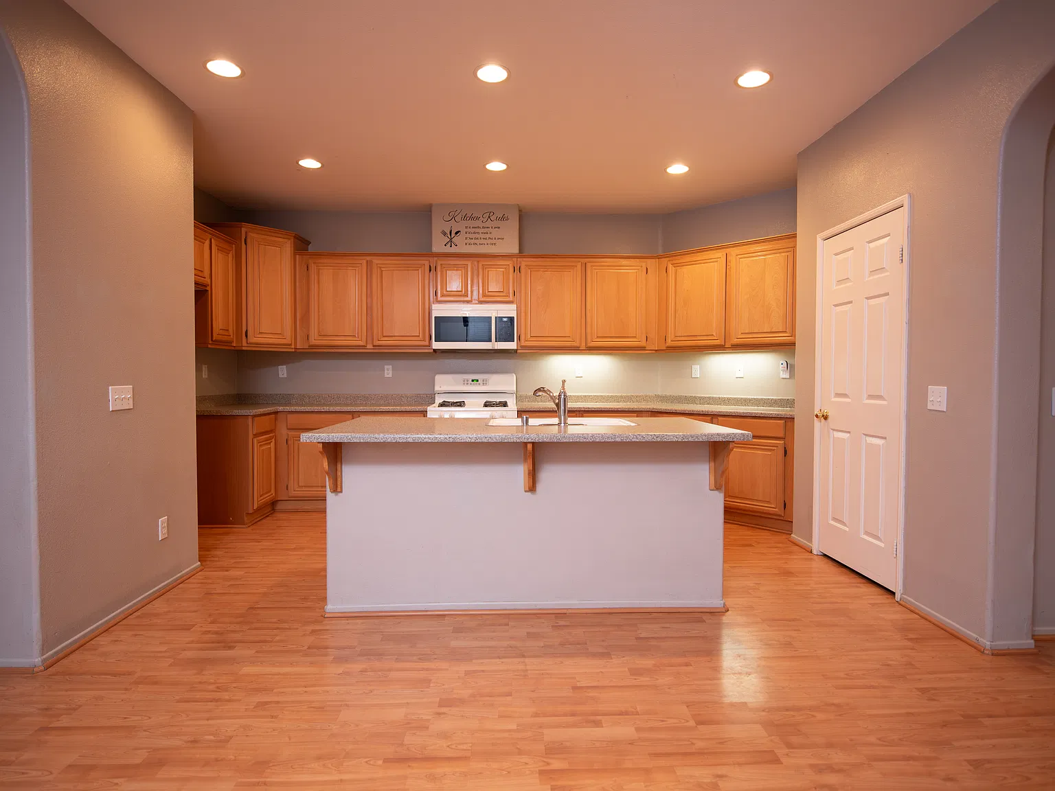 3 bed, 2014 sqft, $2,500 — Photo 4