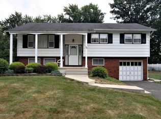 39 Chesapeake Rd, Manalapan, NJ 07726