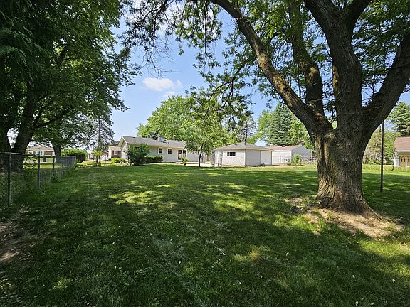 5th image of 32W678 Hecker Dr