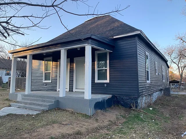 823 W Day St — Photo 17