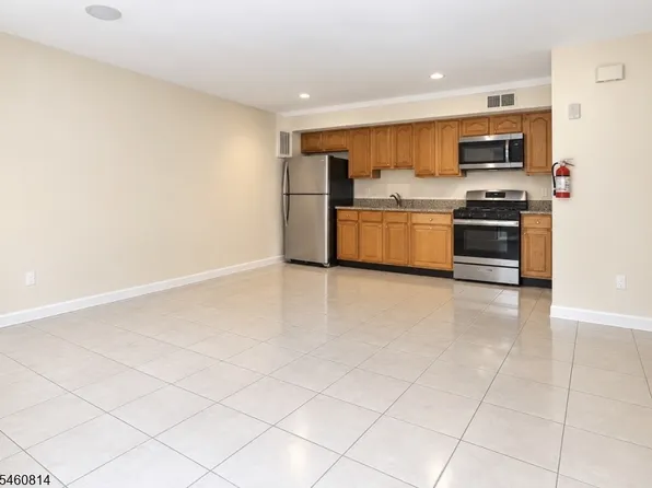299 S 19th St #1, Newark, NJ 07103