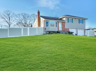 16 Estate Rd, Smithtown, NY 11787