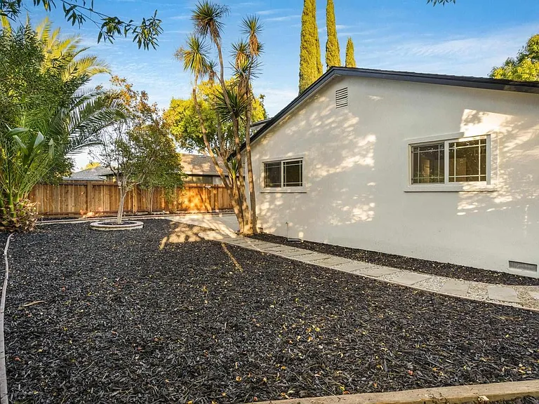2255 Rockne Dr — Photo 16