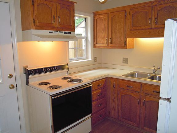 kitchen with electric stove/oven