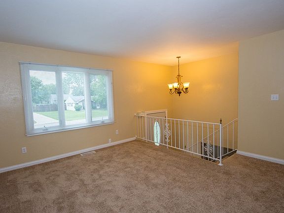 5th image of 32 Barberry Dr