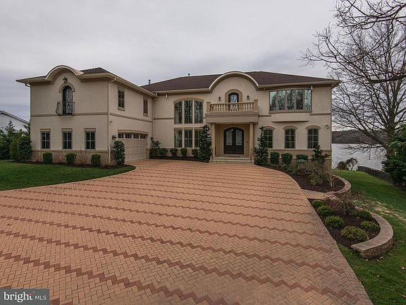 2nd image of 4736 Neptune Dr