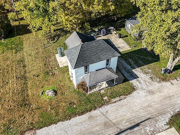 3rd image of 606 Water St