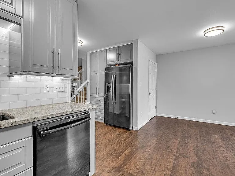 401 Heritage Commons Cir — Photo 7