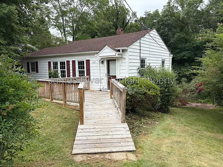 1312 Laurel Ln — Photo 2