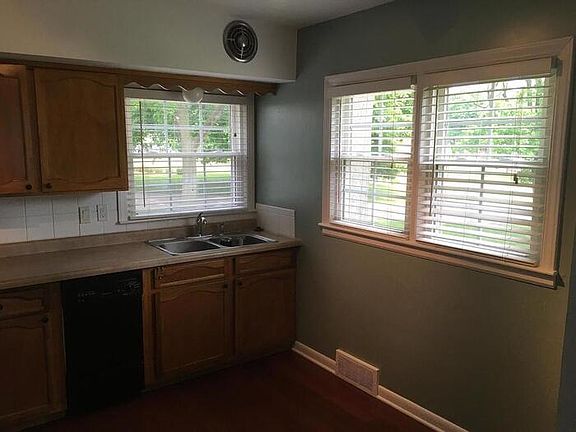3rd image of 4925 Algonquin Way #1