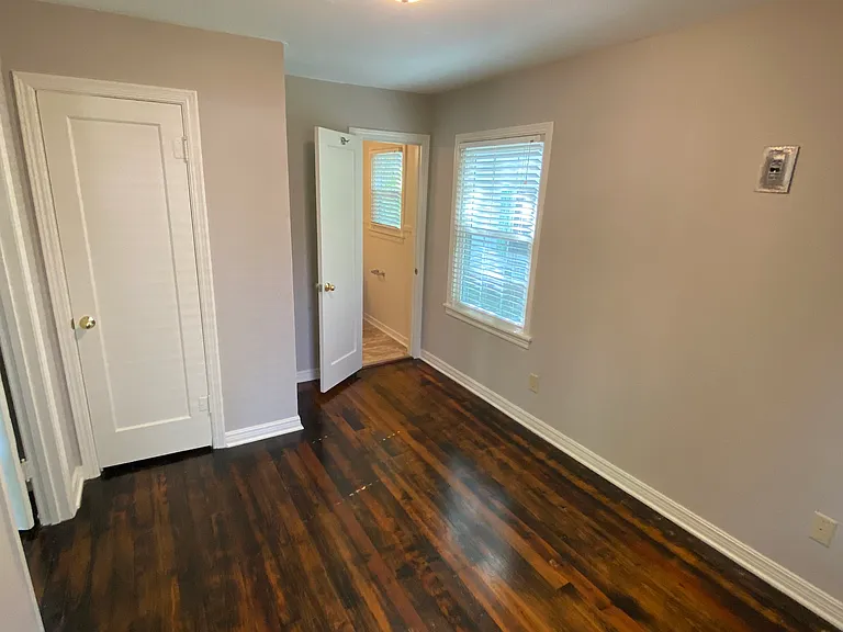 210 S Flood Ave — Photo 5