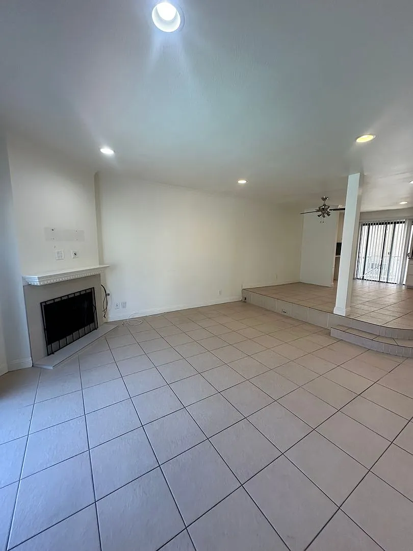 2 bed 2.5 bath townhome in Woodland Hills — Photo 2