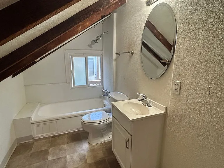 Upstairs one bedroom available now on Emerald between Cass and Bayard — Photo 7