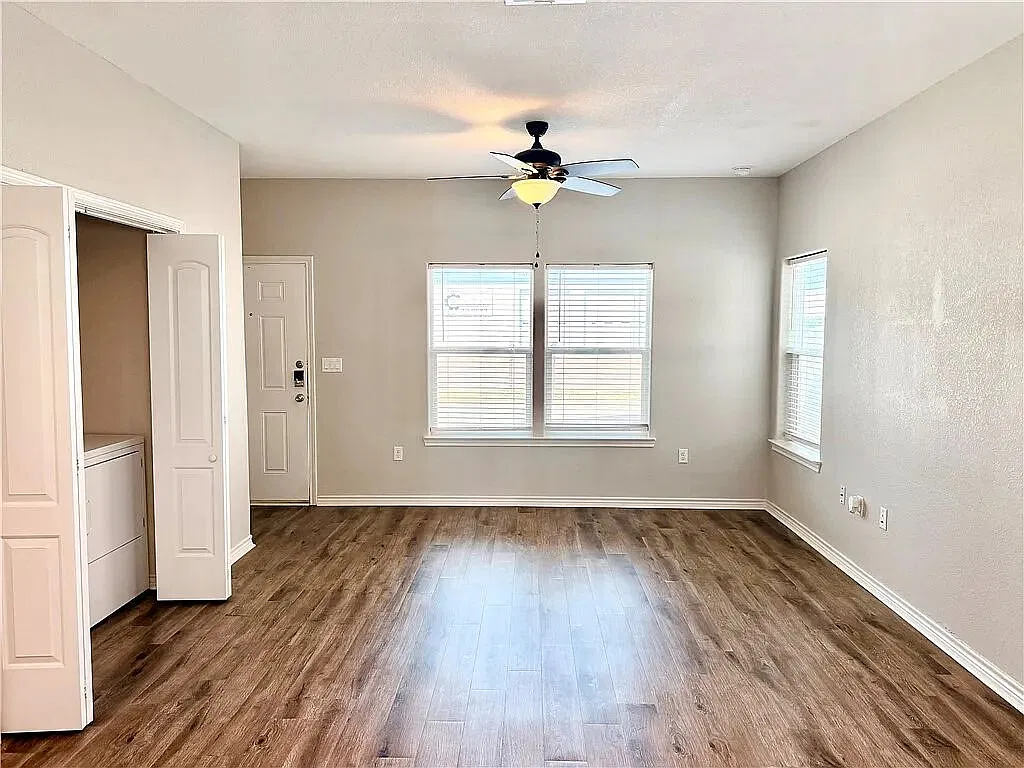 2 bed, 2.0 bath, 890 sqft, $1,300 — Photo 2