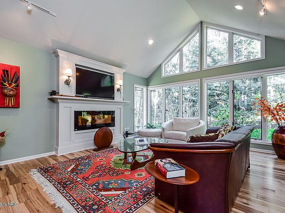 4th image of 3590 Charlevoix Dr SE #1