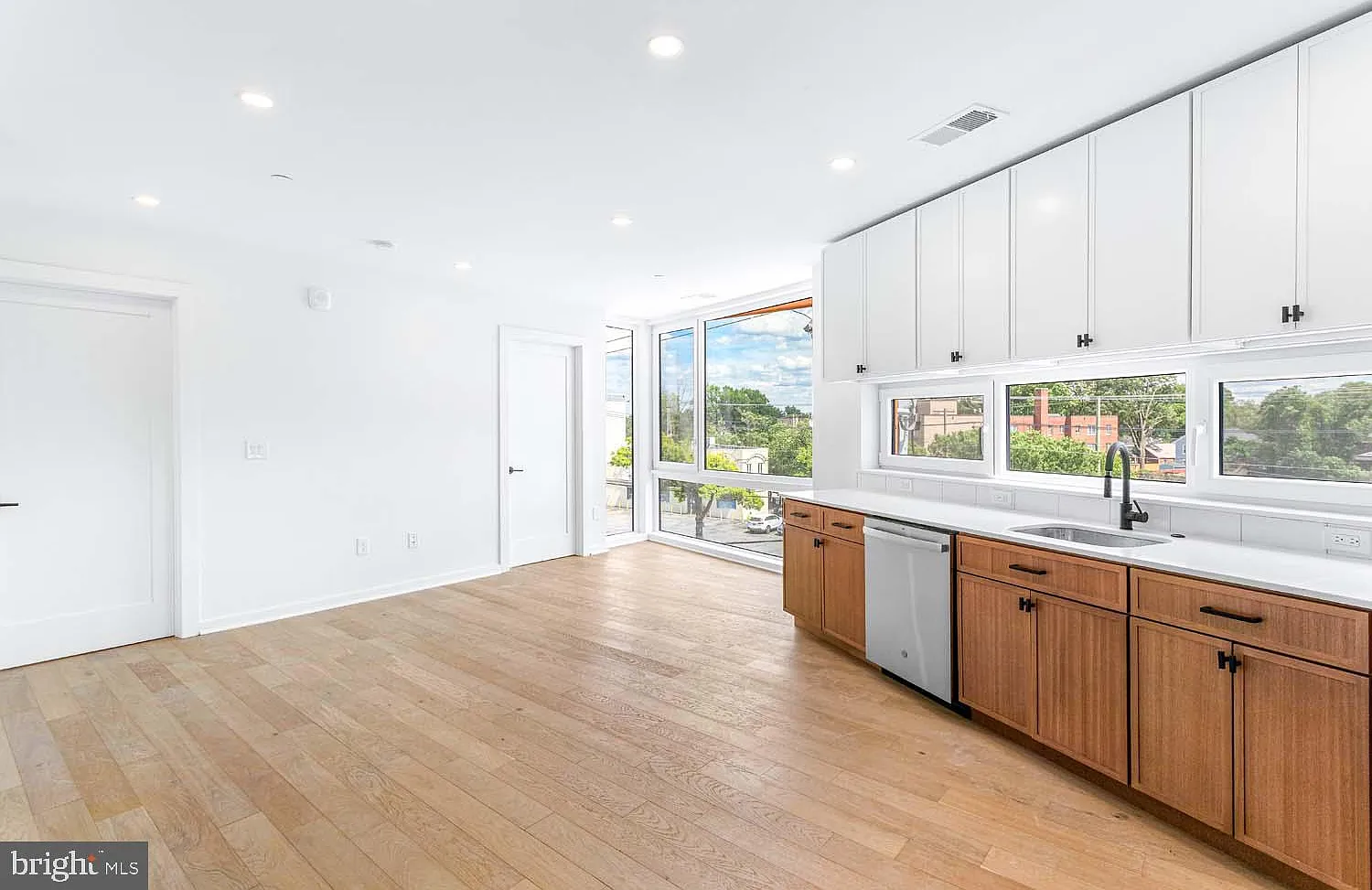 1 bed, 1.0 bath, 587 sqft, $1,980 — Photo 1