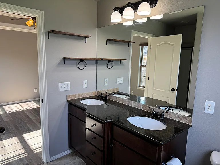 508 W Worchester St — Photo 5