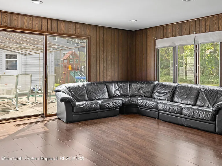 988 Woodgate Ave — Photo 13